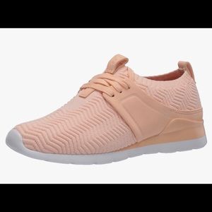 NWOB Ugg Willows Mesh Sneaker